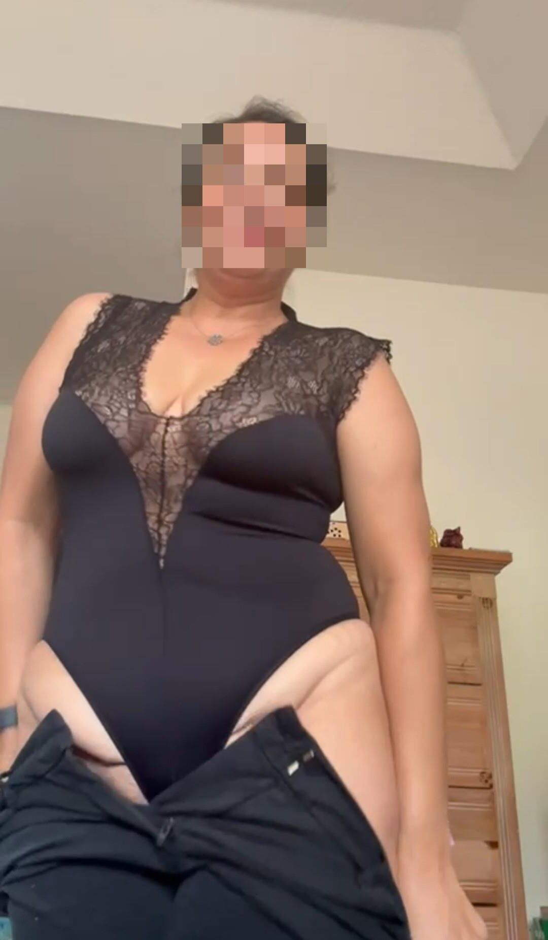 黒い編んだトップ部分のBBW