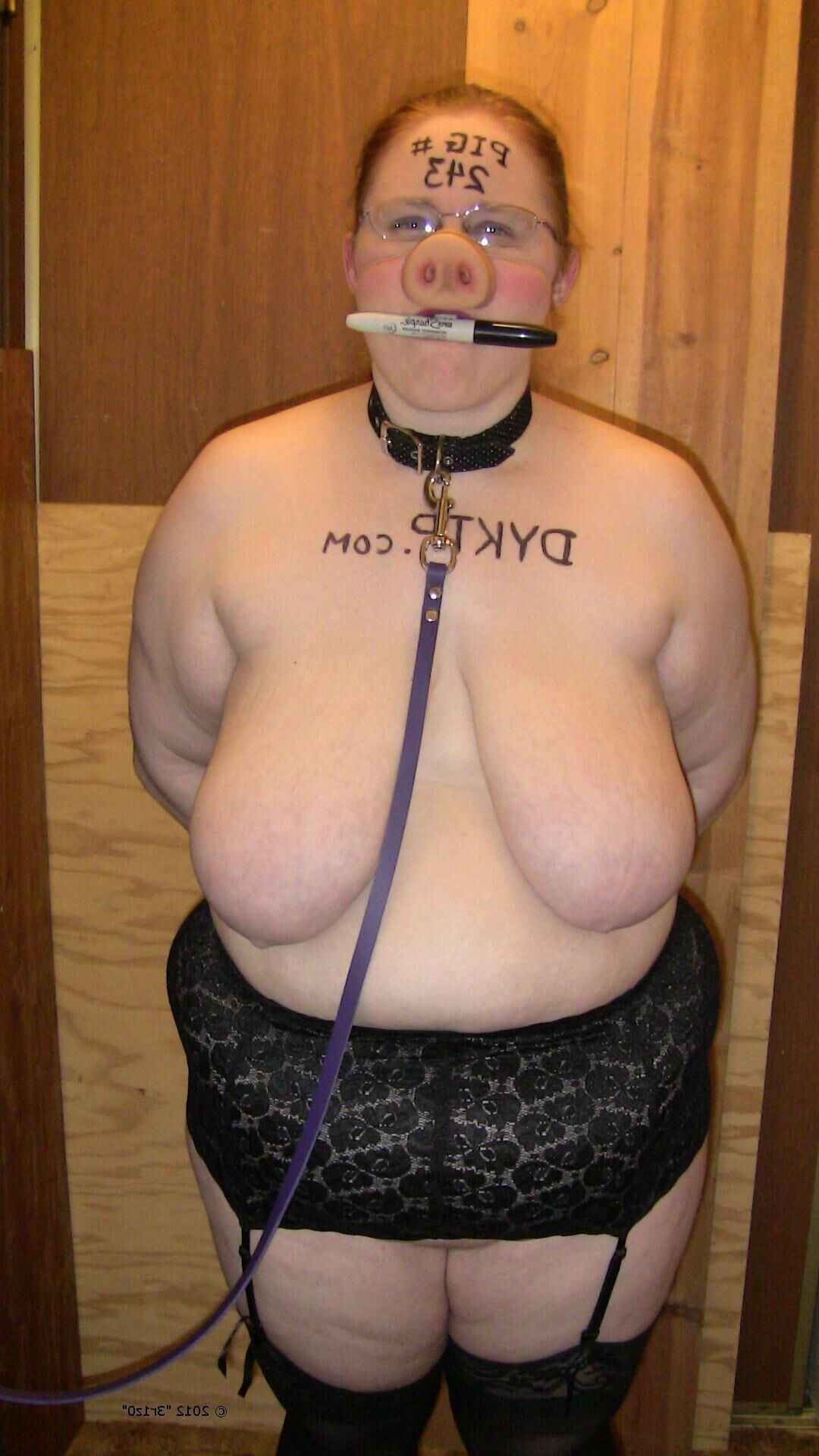 Bondage bizarre des seins brutaux explicites