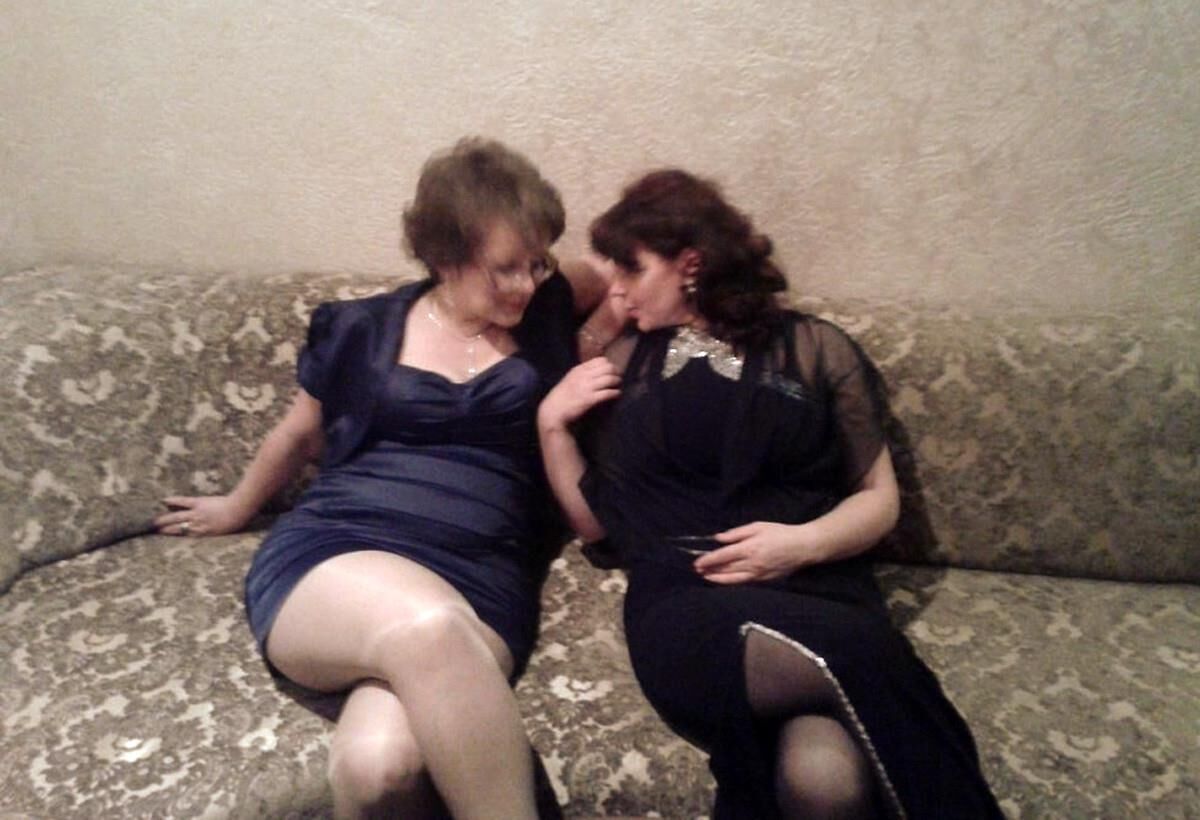 Mulheres totalmente vestidas. 