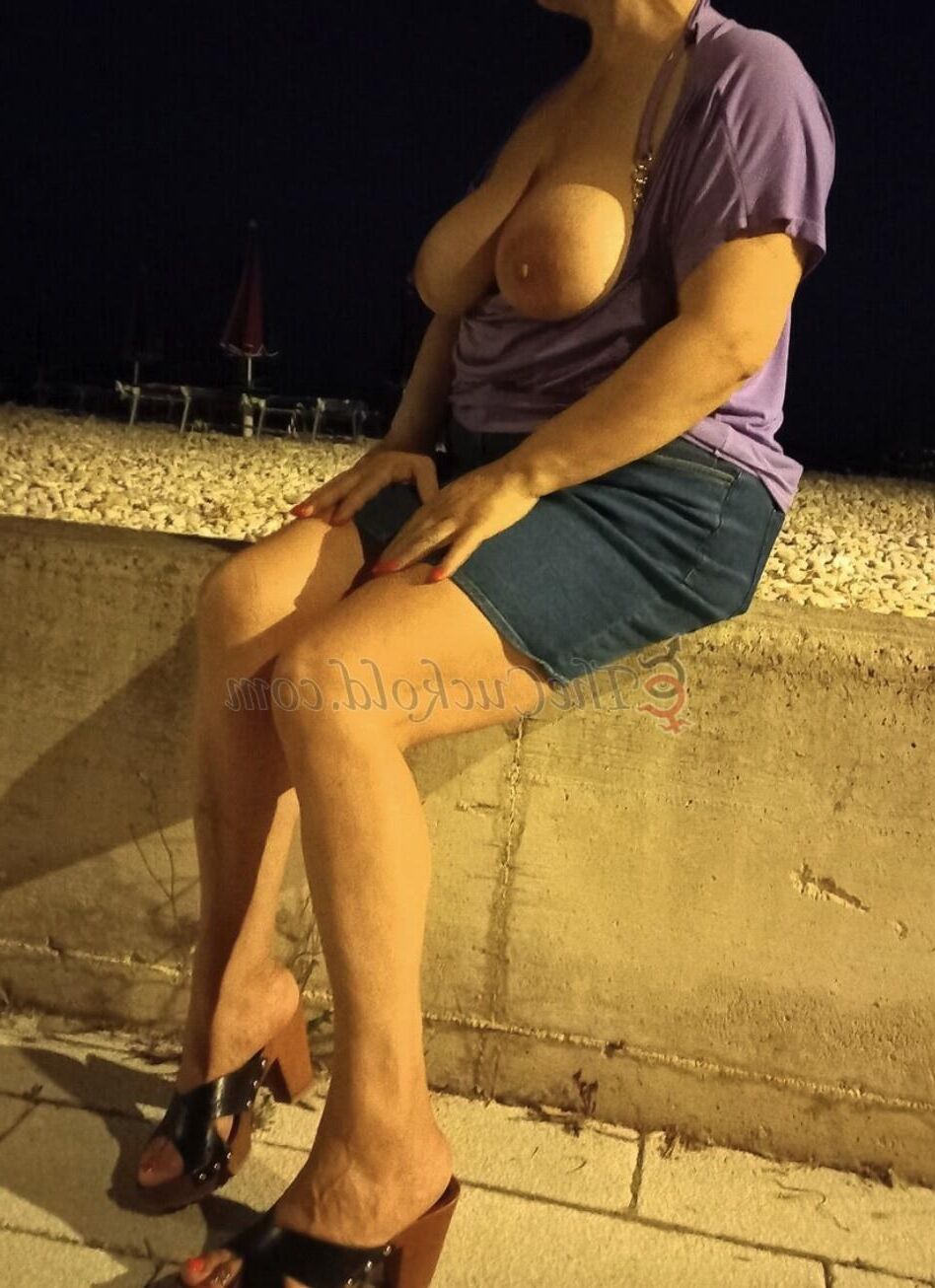 exhib big tits wife