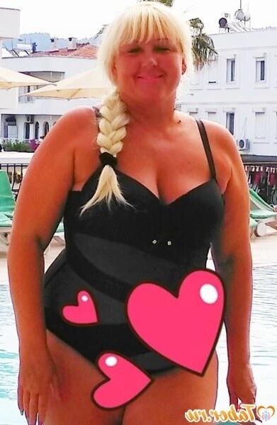 ベラルーシのnn lenaは、プラチニウムの髪の毛で成熟したBBW