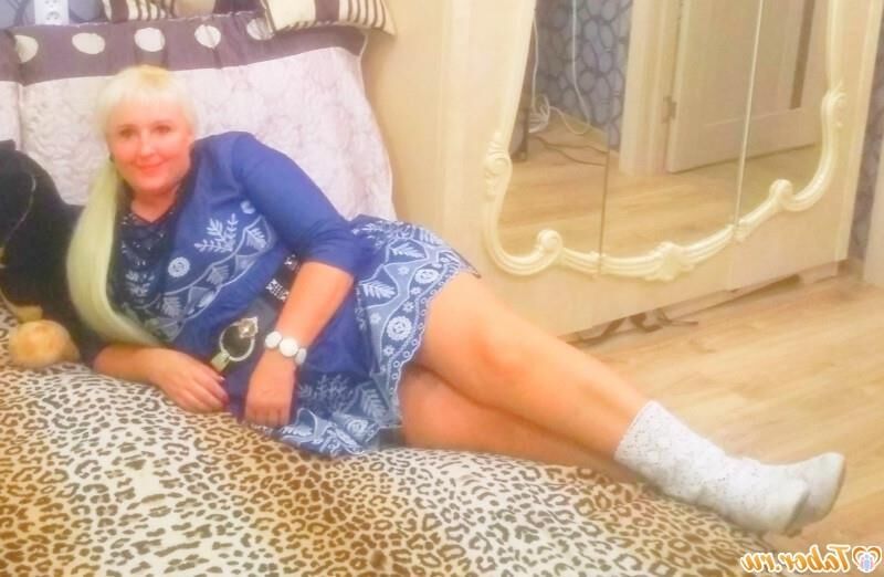 ベラルーシのnn lenaは、プラチニウムの髪の毛で成熟したBBW