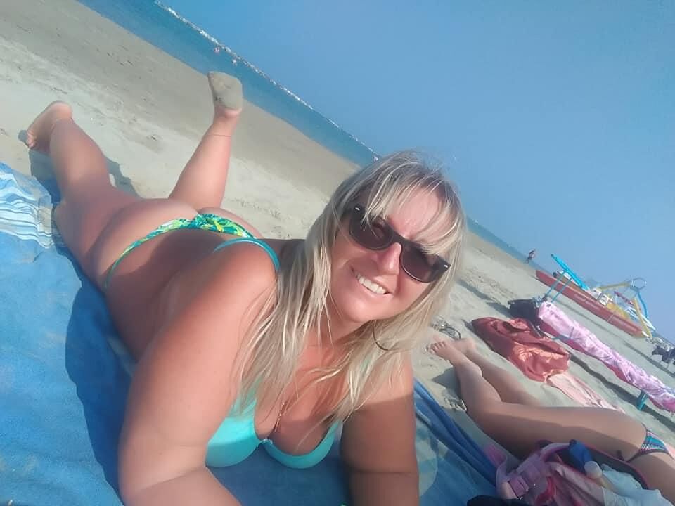 Italian blonde mature bbw bikini shots (nn but hot)