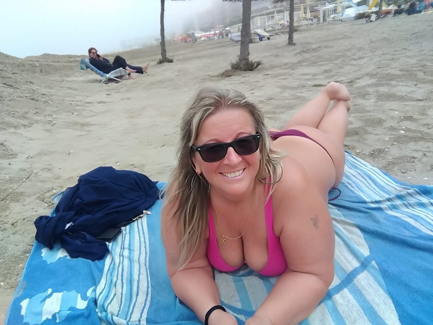 Italian blonde mature bbw bikini shots (nn but hot)