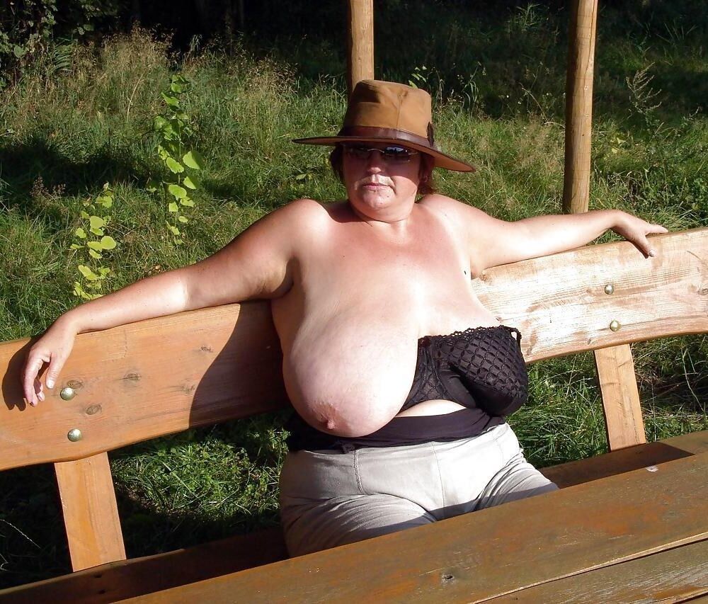 Common women posting for your stroking pleasure.