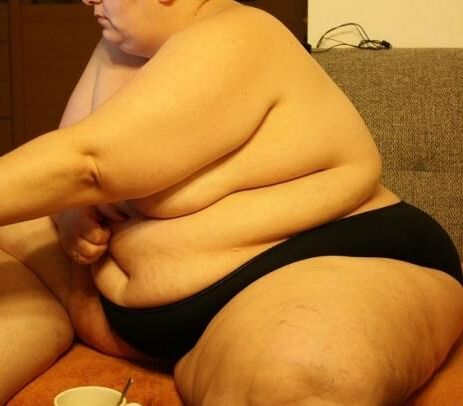 素晴らしいSSBBWは非常識な脂肪の体を示しています