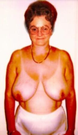 Common women posting for your stroking pleasure.