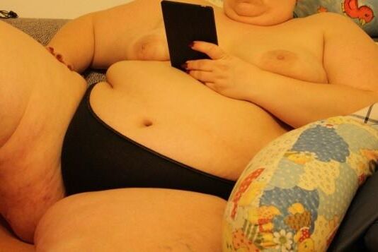 素晴らしいSSBBWは非常識な脂肪の体を示しています