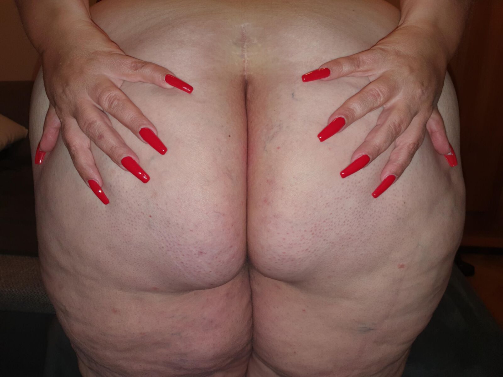 長い赤い爪を備えたすごいSSBBW