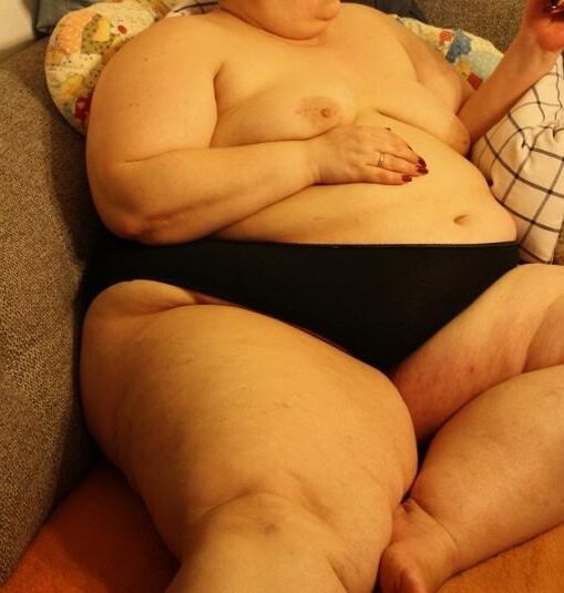 素晴らしいSSBBWは非常識な脂肪の体を示しています