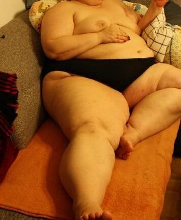 素晴らしいSSBBWは非常識な脂肪の体を示しています