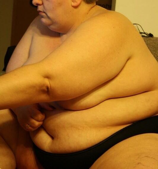 素晴らしいSSBBWは非常識な脂肪の体を示しています