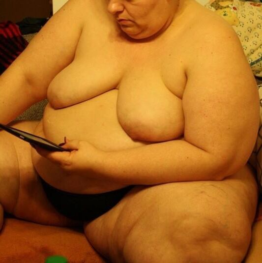 素晴らしいSSBBWは非常識な脂肪の体を示しています