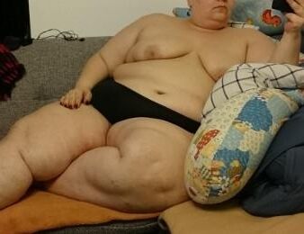 素晴らしいSSBBWは非常識な脂肪の体を示しています