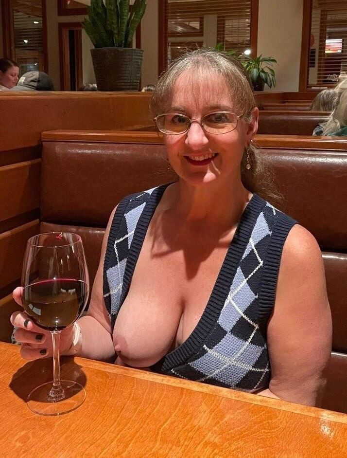 Common women posting for your stroking pleasure.