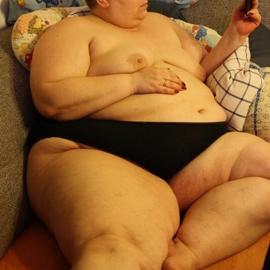 素晴らしいSSBBWは非常識な脂肪の体を示しています