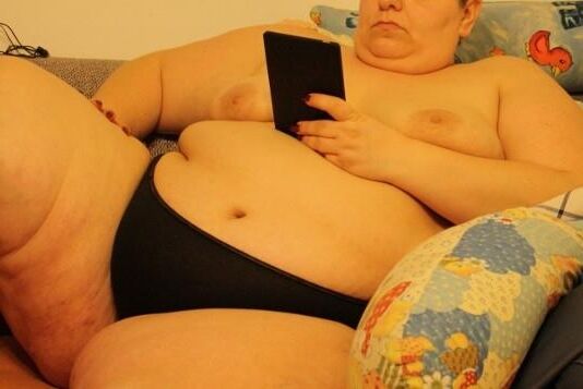 素晴らしいSSBBWは非常識な脂肪の体を示しています