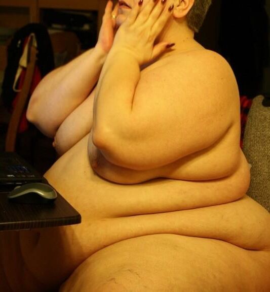 素晴らしいSSBBWは非常識な脂肪の体を示しています