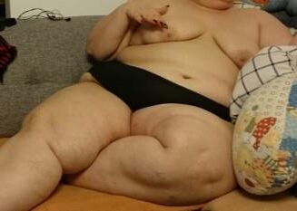 素晴らしいSSBBWは非常識な脂肪の体を示しています