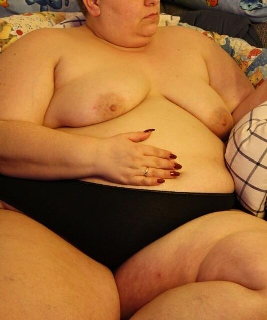 素晴らしいSSBBWは非常識な脂肪の体を示しています