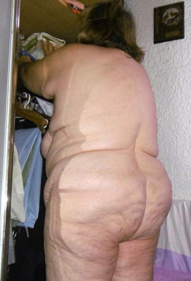 Common women posting for your stroking pleasure.