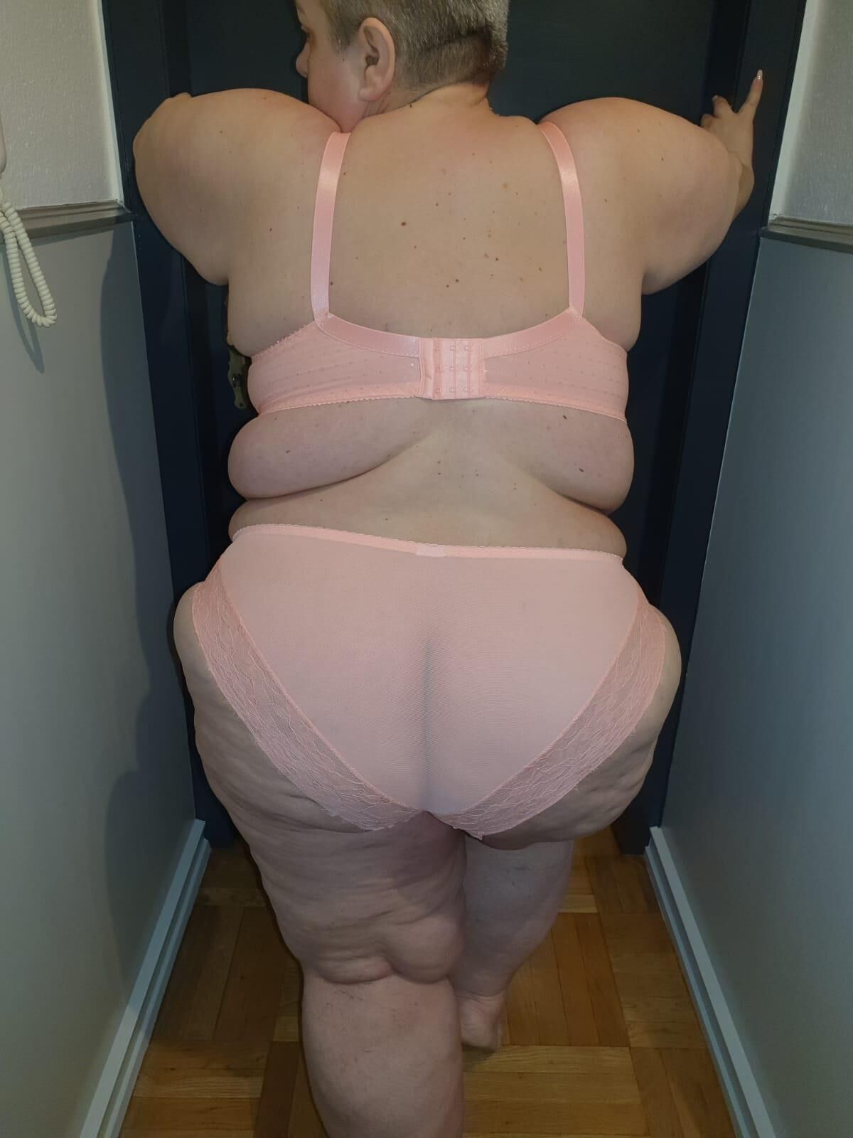 German KG Mega SSBBW montre un corps énorme