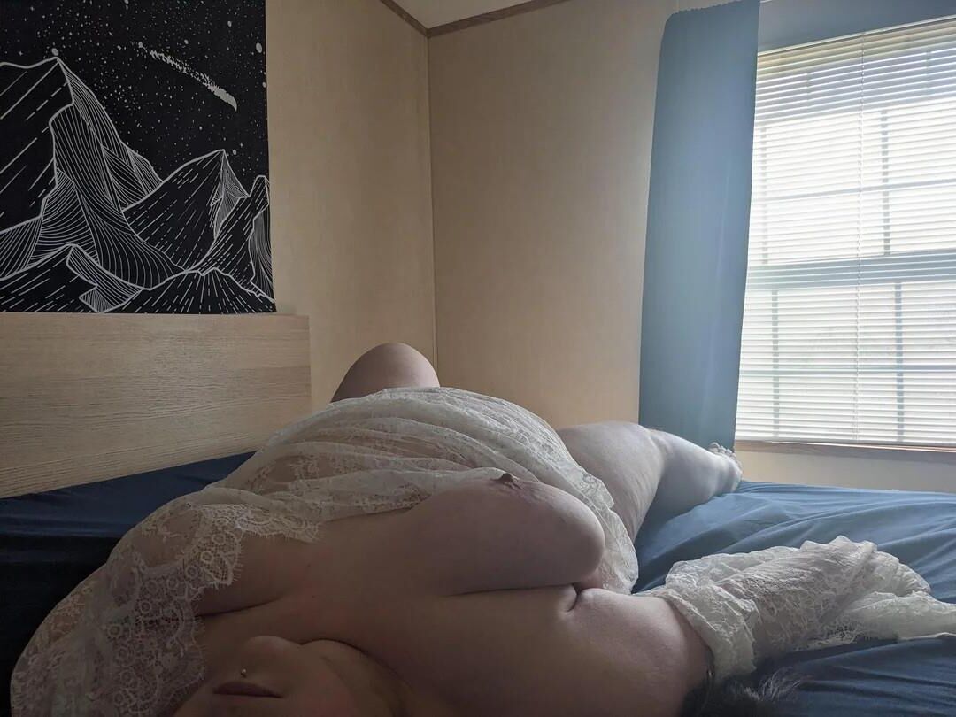 Magnifique Molly Jeune SSBBW à Belle Panse et Grosses Mamelles