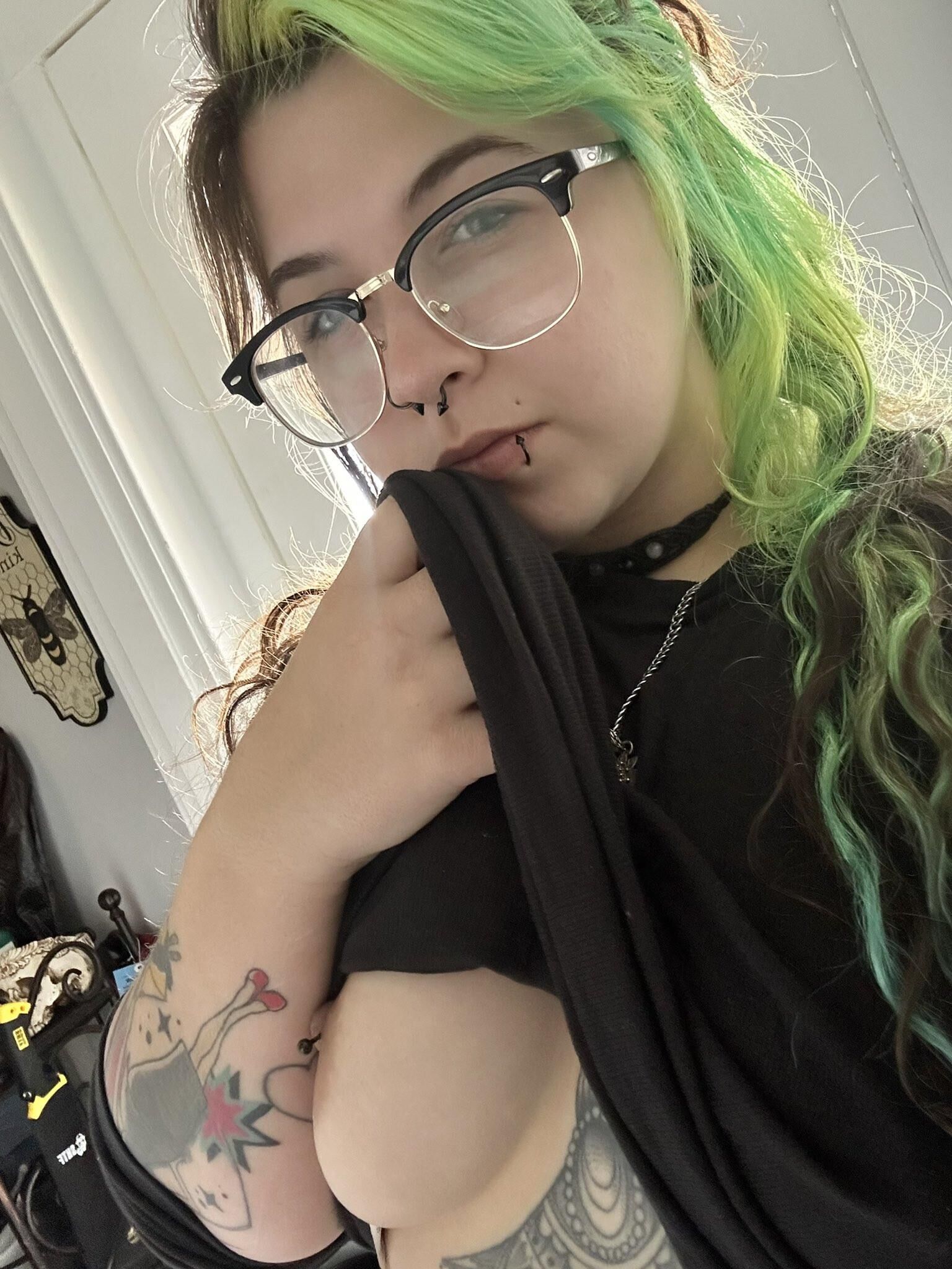 Lyssa Big Butt Big Tits Tattooed Pierced BBWGirl Mixed Hot Shots