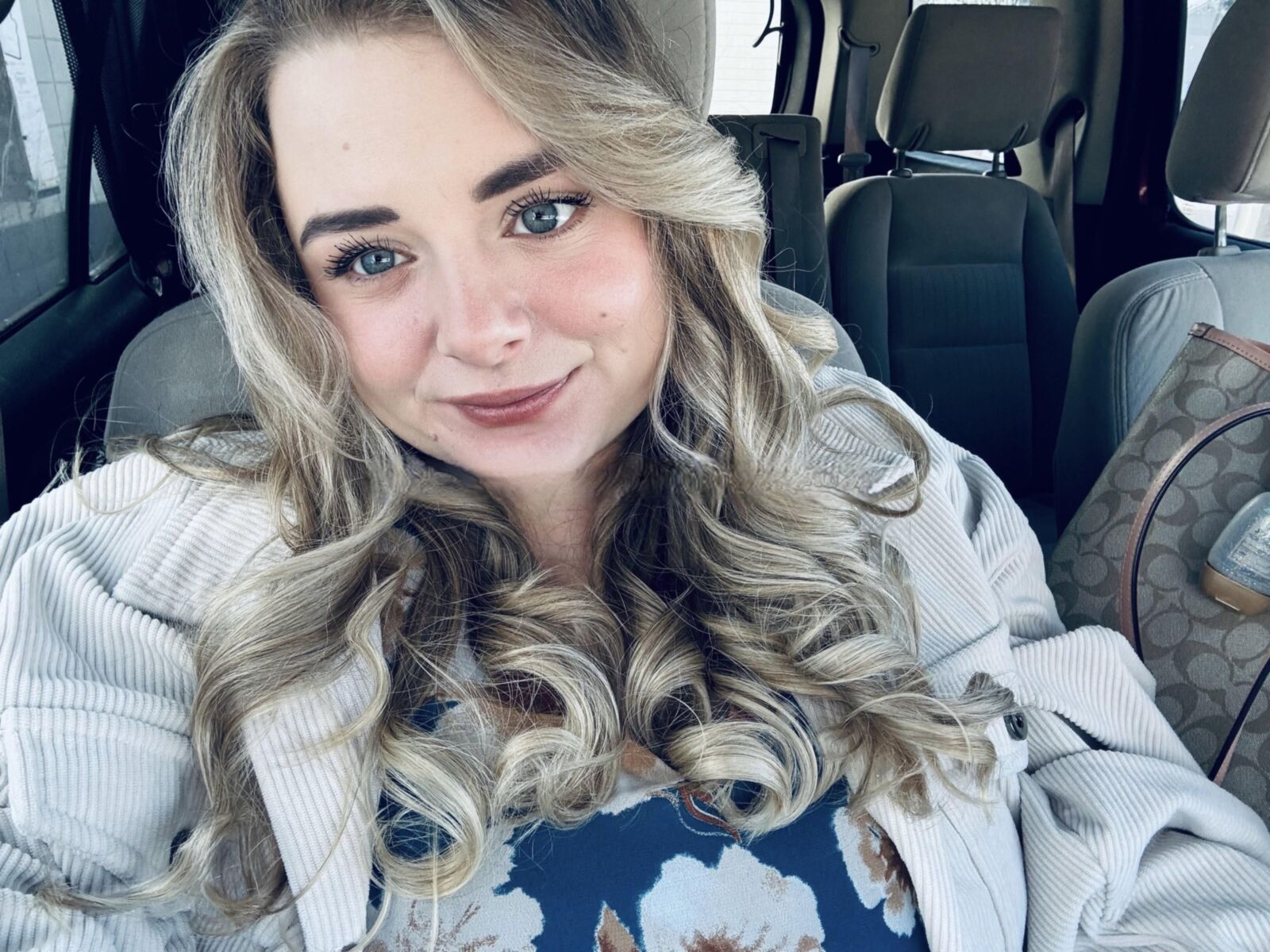 Lorelei Giant Boobs Curvy Magnifique épouse blonde mixte