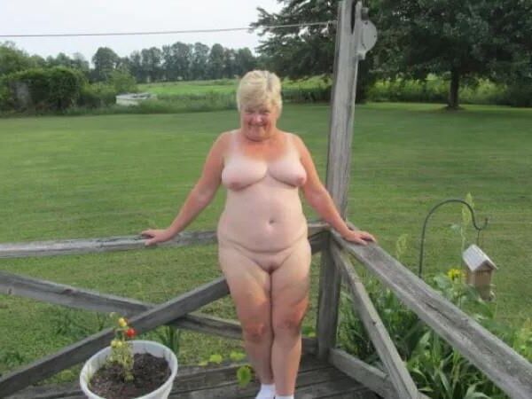 Brave common women posting for your stroking pleasure ll