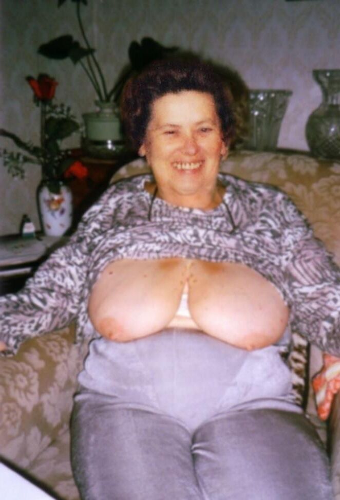 Brave common women posting for your stroking pleasure ll