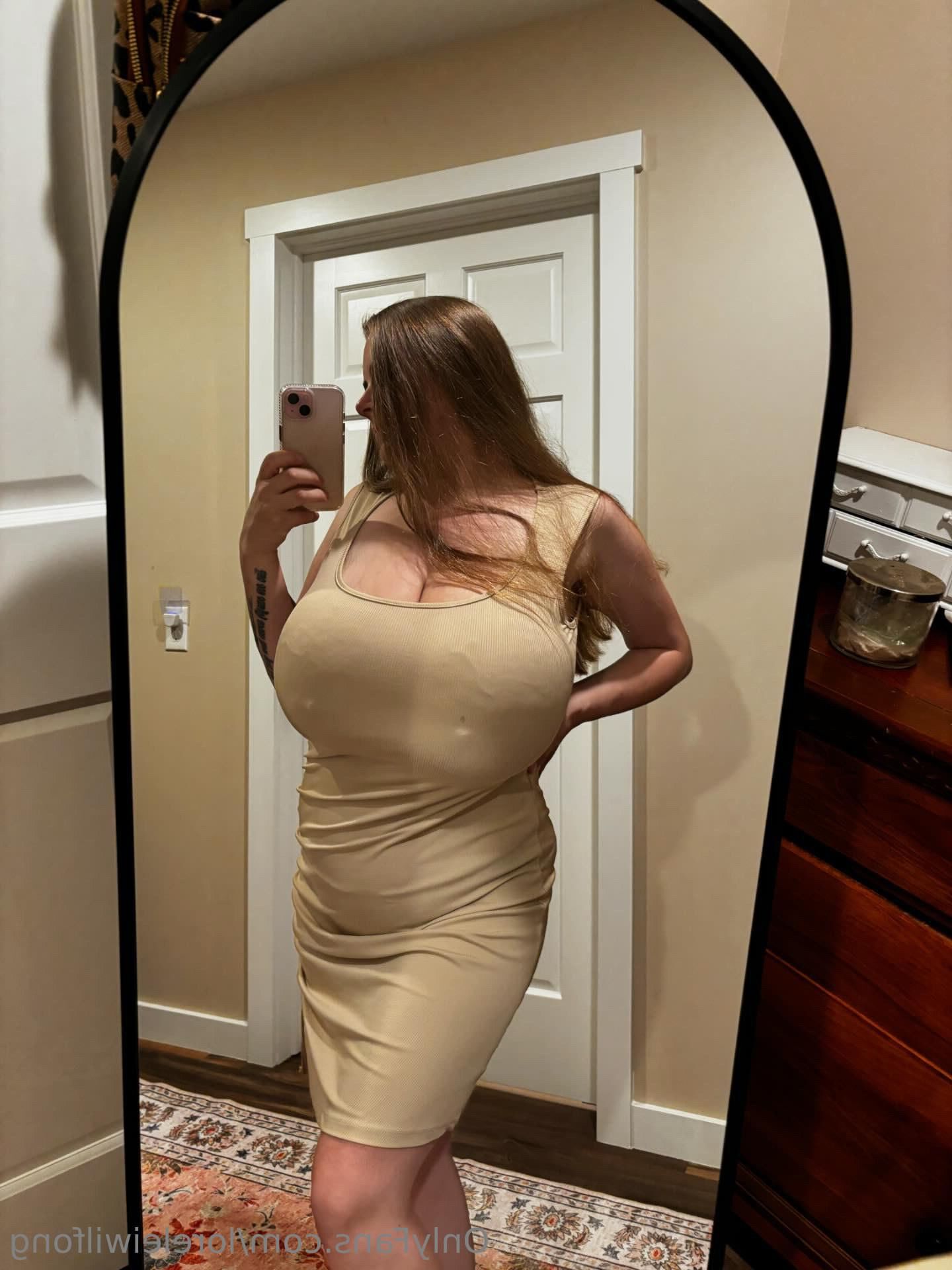 Lorelei Giant Boobs Curvy Magnifique épouse blonde mixte