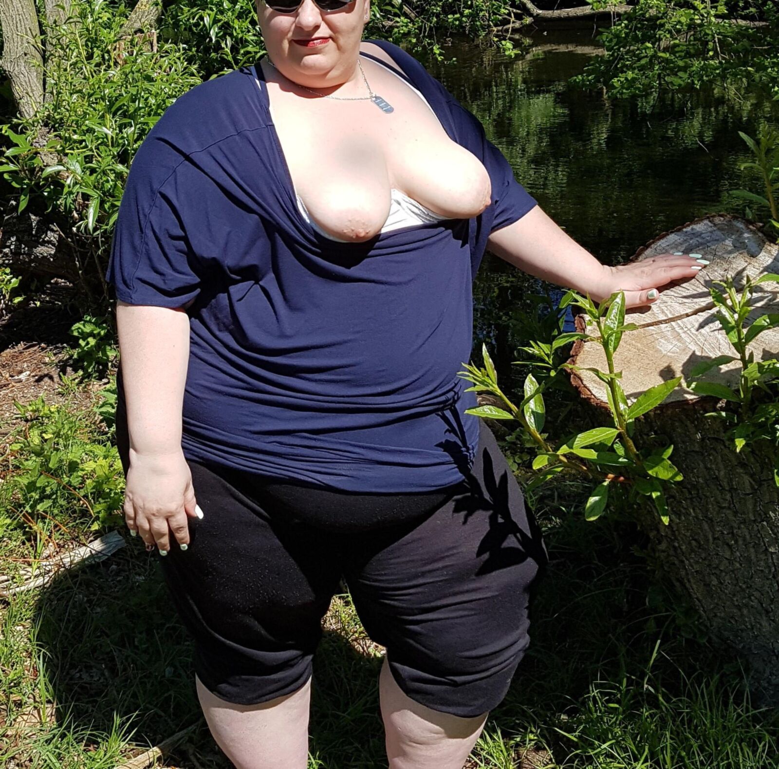 Fat, le vieux SSBBW allemand clignote dans le parc public