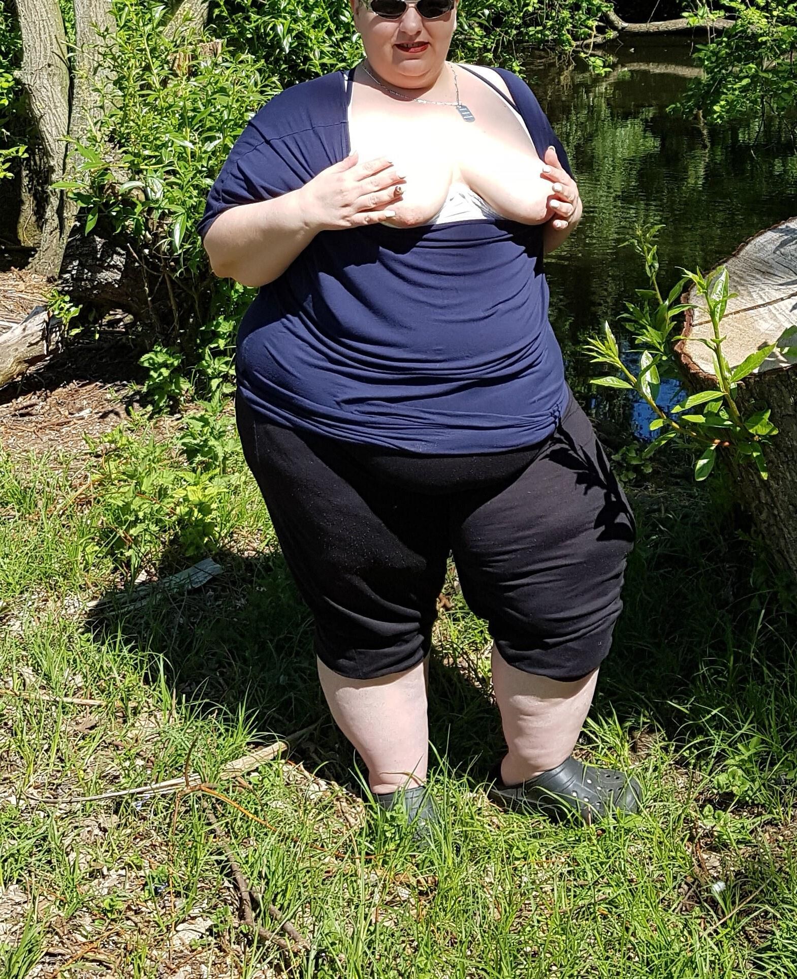 Fat, le vieux SSBBW allemand clignote dans le parc public