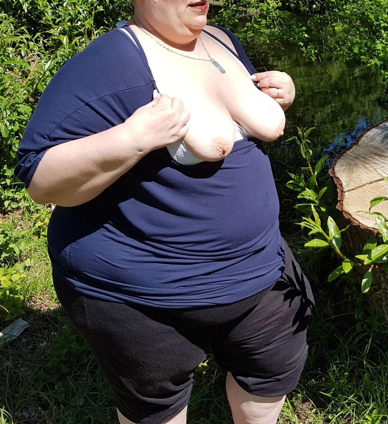 Fat, le vieux SSBBW allemand clignote dans le parc public