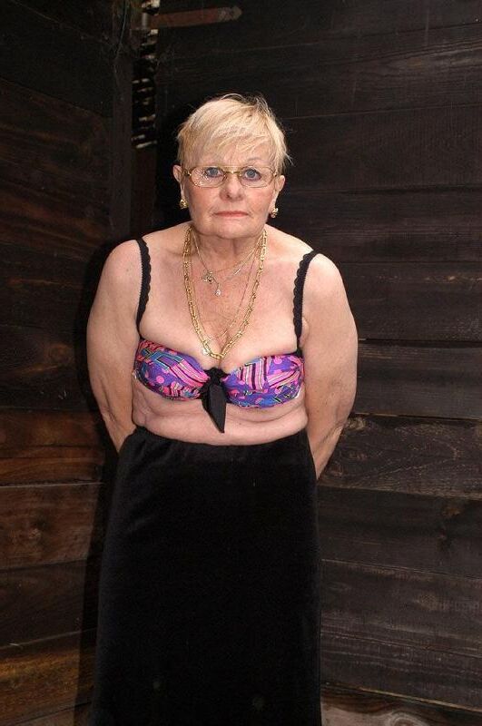 Brave common women posting for your stroking pleasure ll