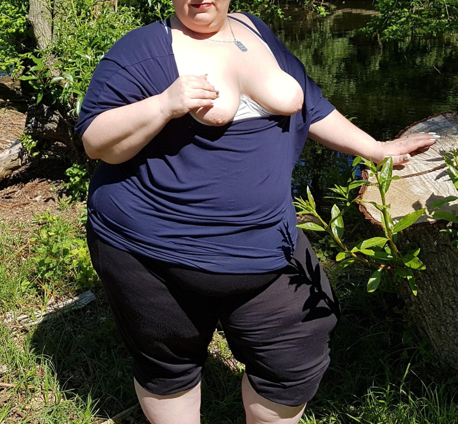 Fat, le vieux SSBBW allemand clignote dans le parc public