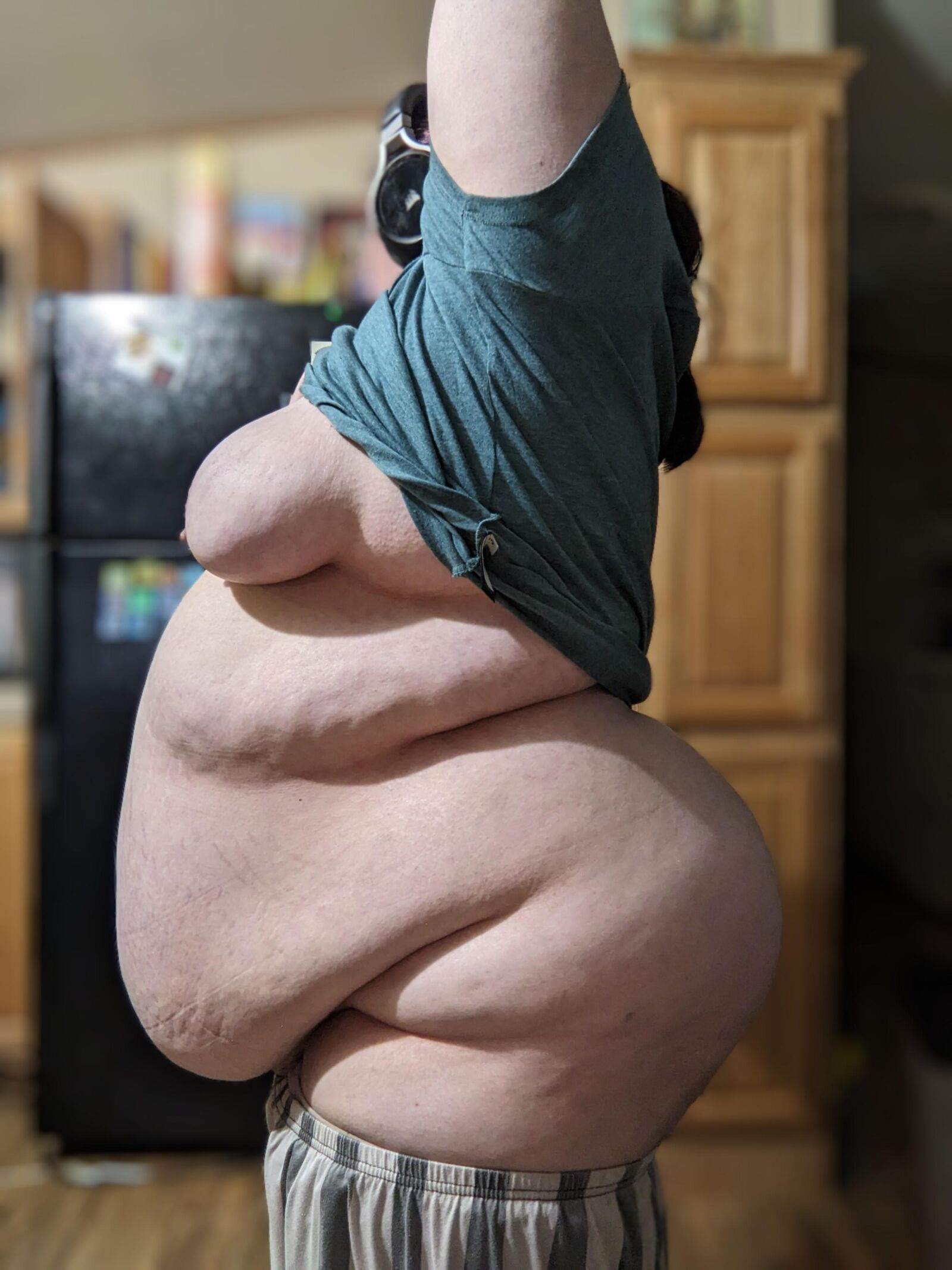 Magnifique Molly Jeune SSBBW à Belle Panse et Grosses Mamelles