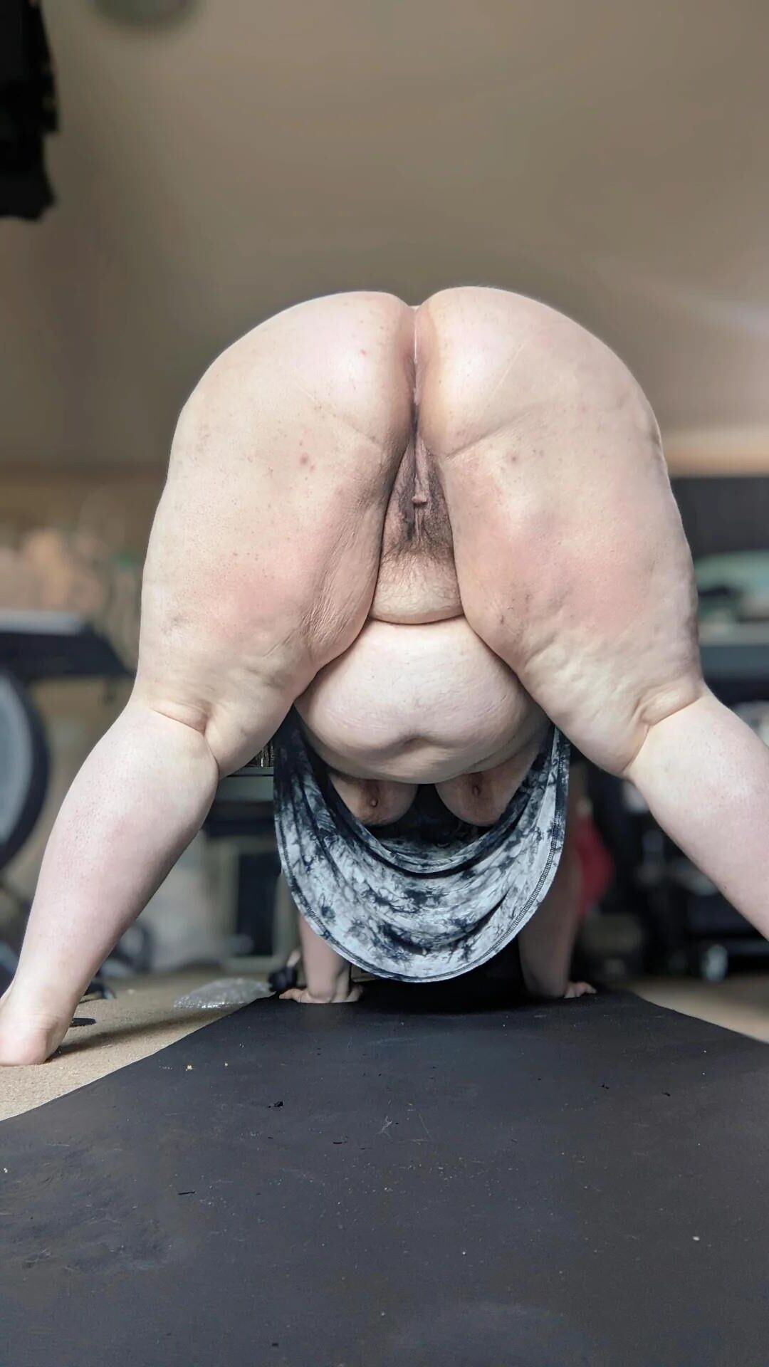 Magnifique Molly Jeune SSBBW à Belle Panse et Grosses Mamelles