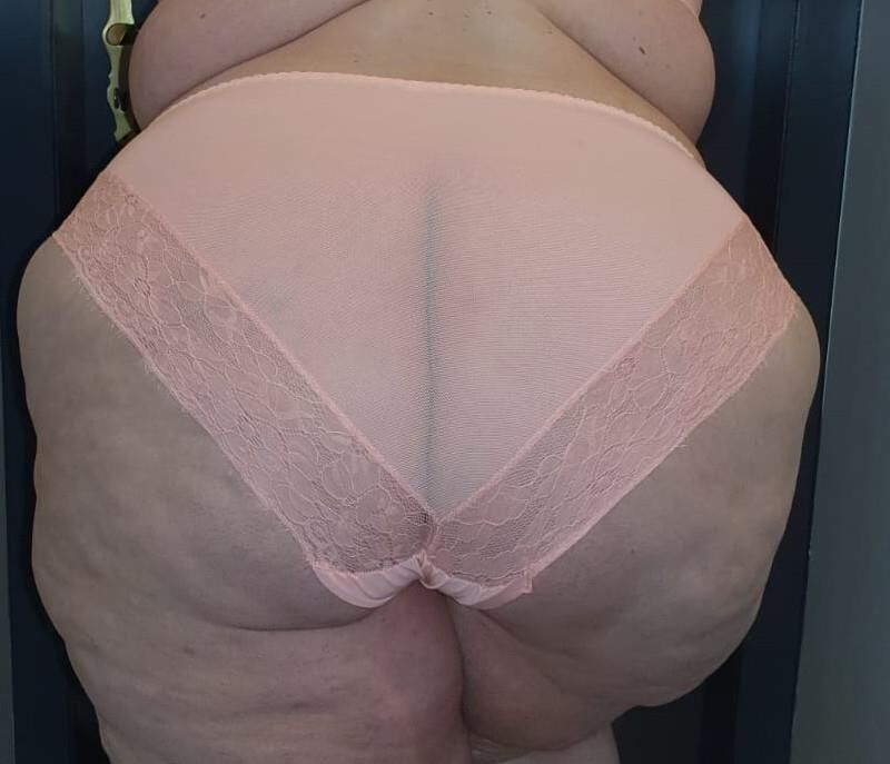 German KG Mega SSBBW montre un corps énorme