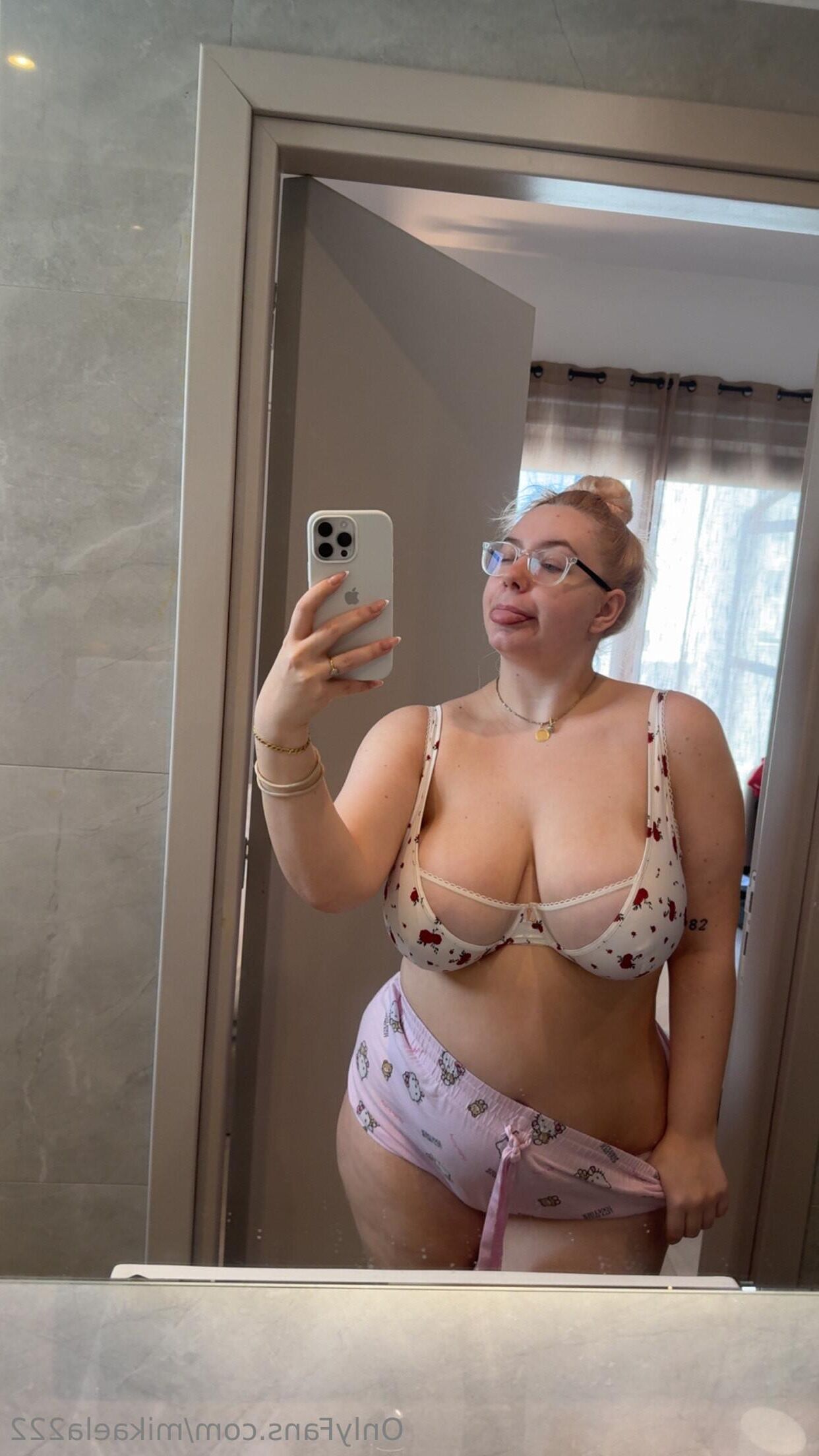 Mikaela big cul
