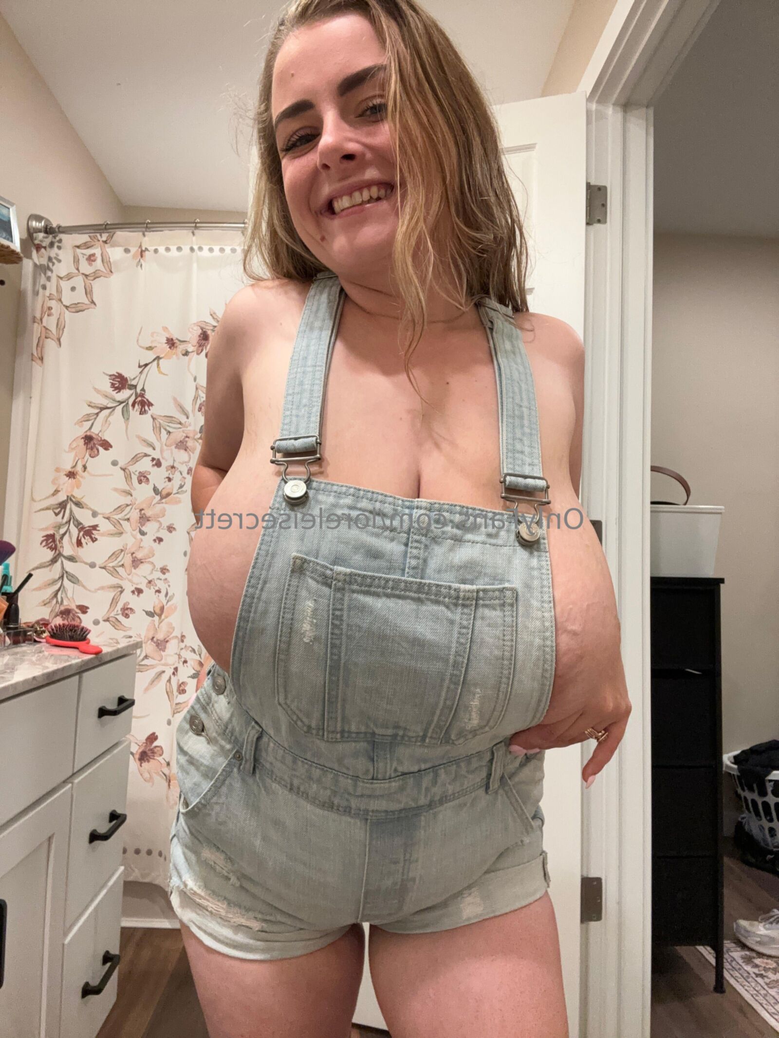 Lorelei Giant Boobs Curvy Magnifique épouse blonde mixte