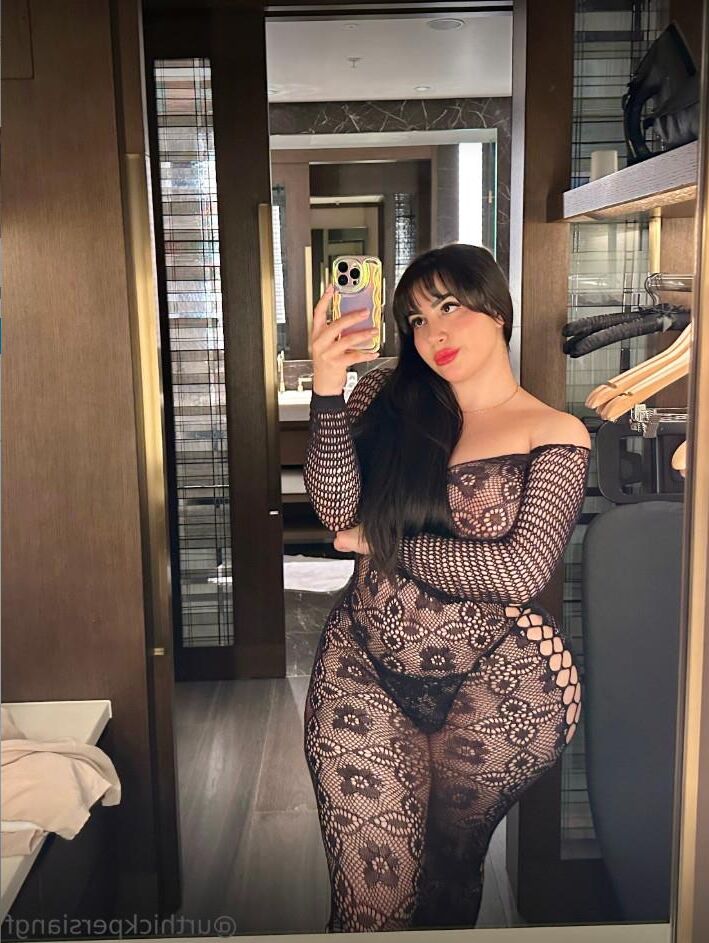 AmeliaSoCurvy aka urthickpersiangf