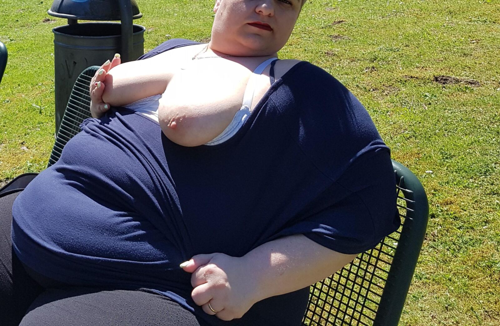 Fat, le vieux SSBBW allemand clignote dans le parc public