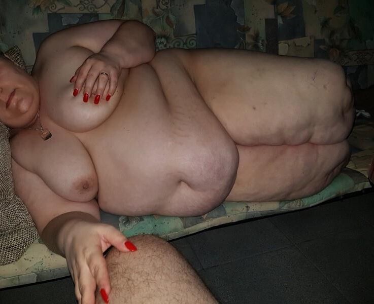 German SSBBW nude in garden 