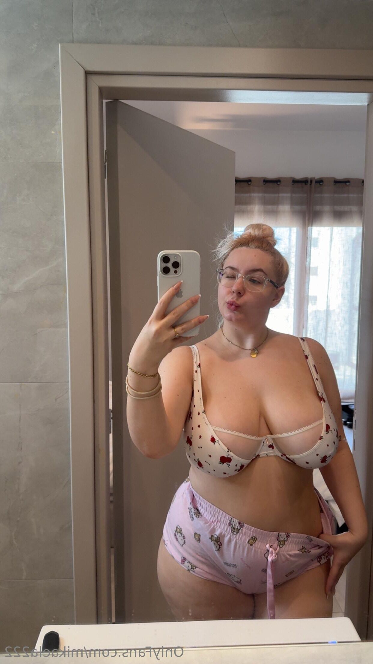 Mikaela big cul
