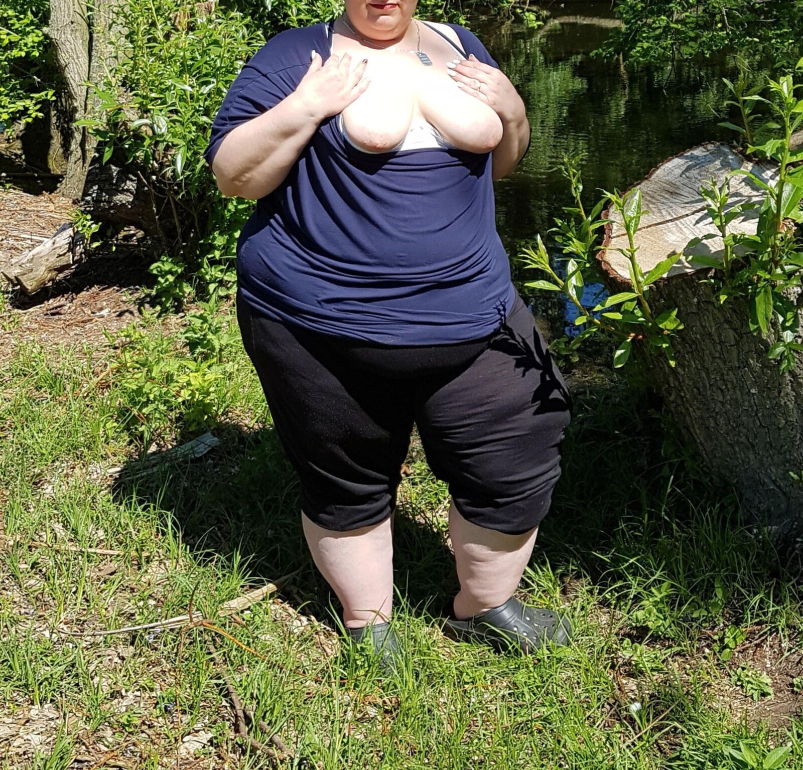 Fat, le vieux SSBBW allemand clignote dans le parc public