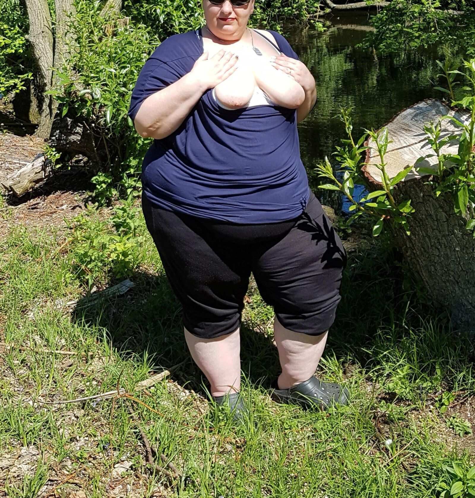 Fat, le vieux SSBBW allemand clignote dans le parc public