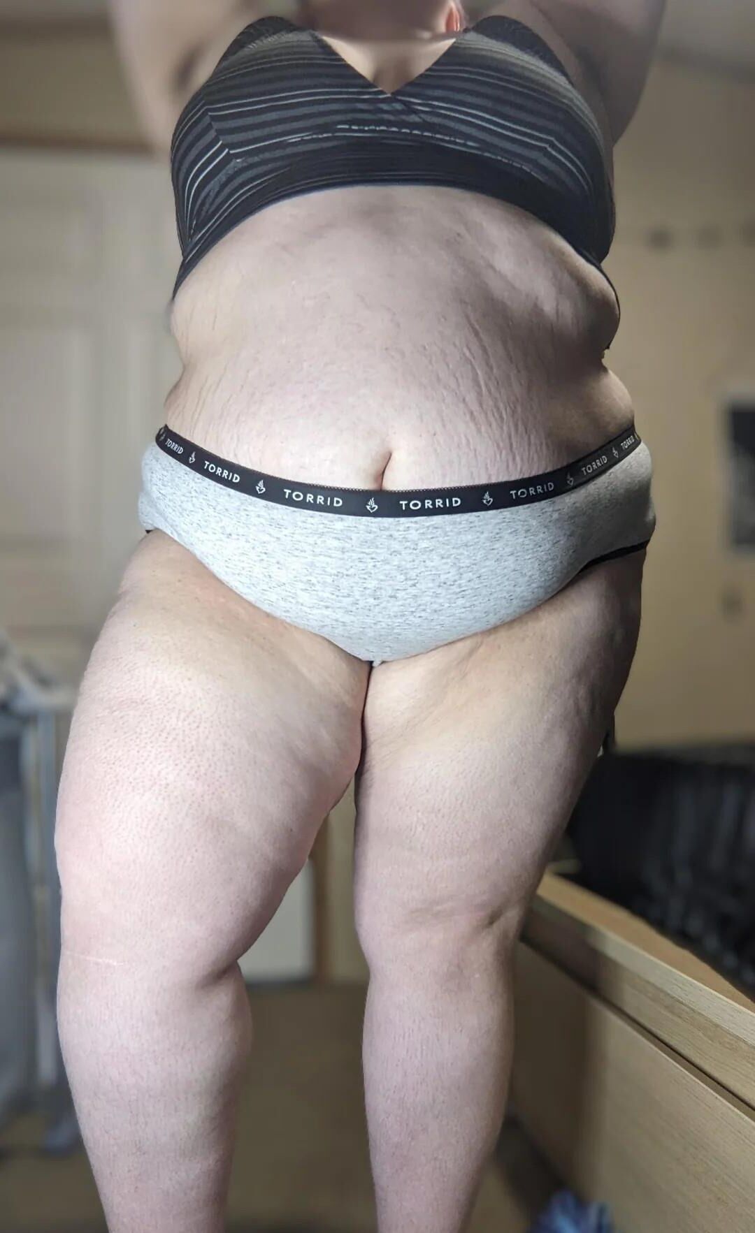 Magnifique Molly Jeune SSBBW à Belle Panse et Grosses Mamelles