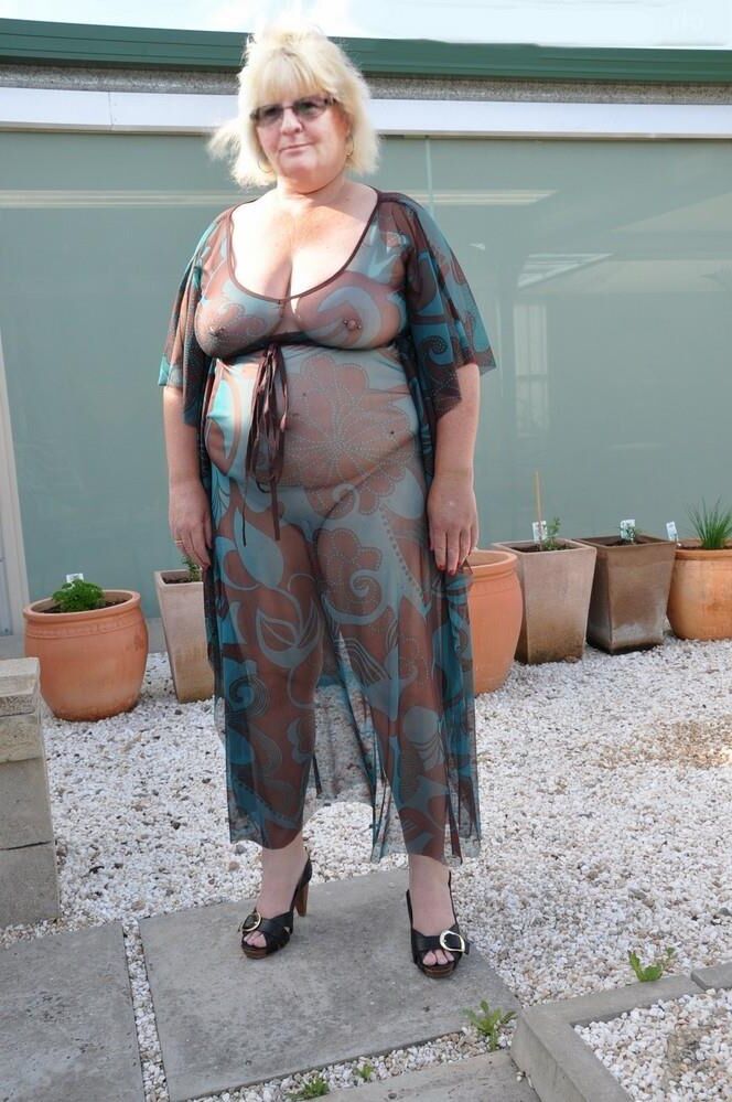 Brave common women posting for your stroking pleasure ll
